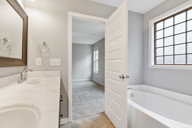 Building Photo - Great Home with Fenced Yard!
