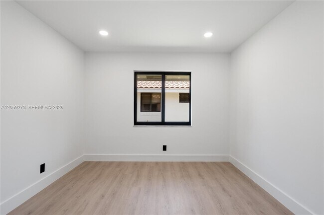 Building Photo - 1543 SW 1st Ave