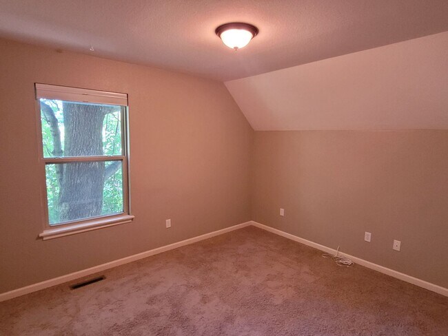 Building Photo - 3 Bedroom 2.5 Bathroom Home