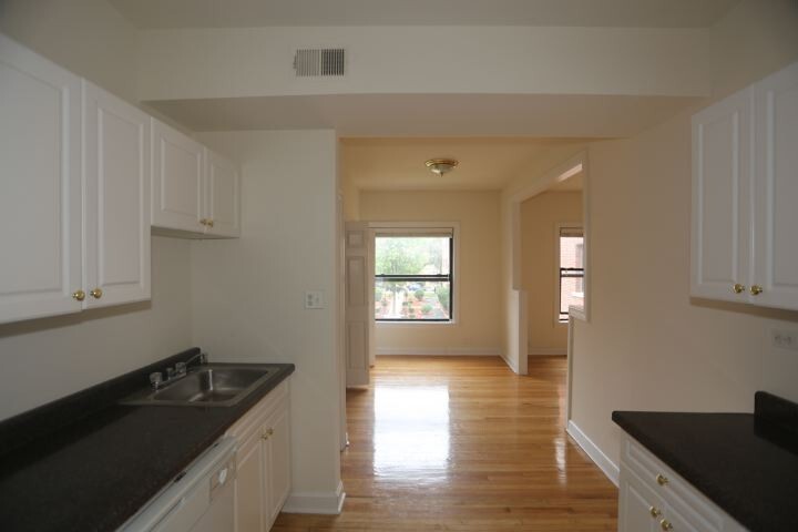Building Photo - 826 W Waveland Ave