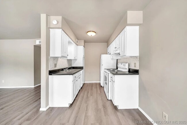 Building Photo - 6806 S Toledo Ave