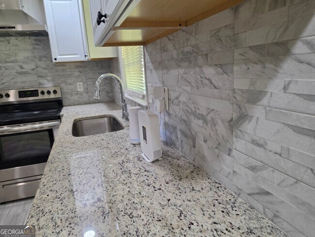 Building Photo - 586 Ridge Ave