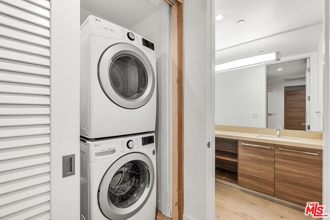 Building Photo - 855 Croft Ave