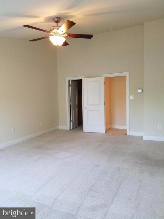 Building Photo - 5985 Meadow Brook Dr