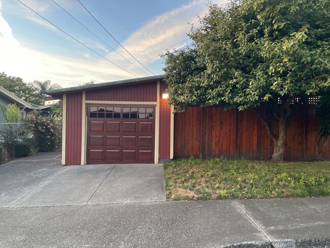 Building Photo - This pet-friendly home features a fenced y...