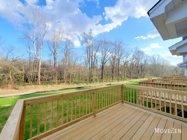 Building Photo - 275 Vanderbilt Rd