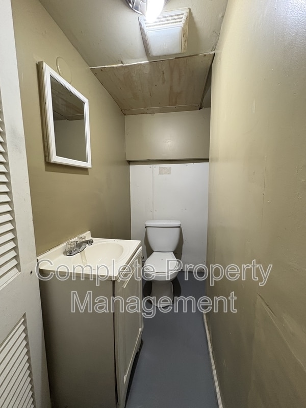 Building Photo - 7801 Vienna Ave