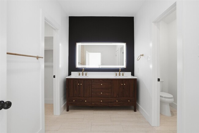 Building Photo - 532 N Super St