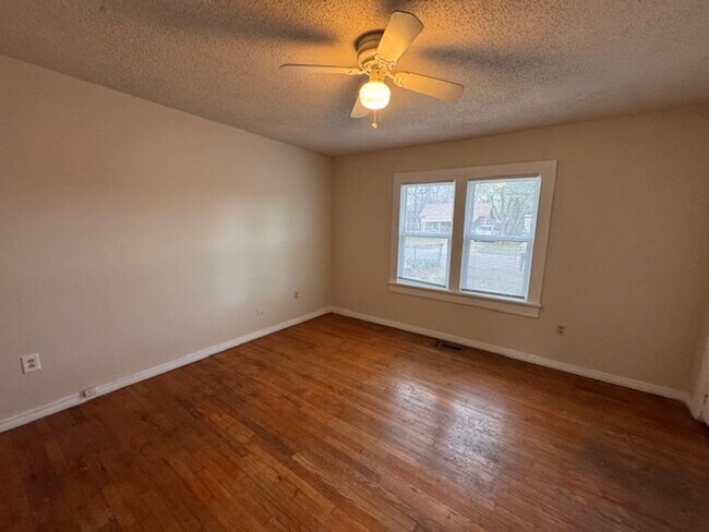 Building Photo - 2 bed one bath, great outdoor features, great location close to all Norman has to offer!