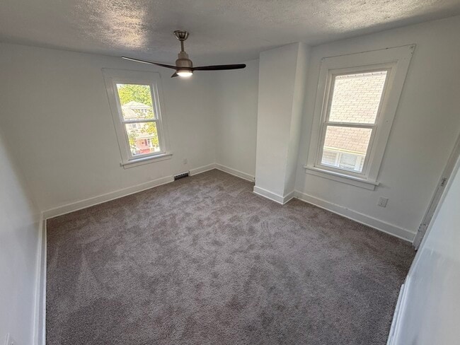 Building Photo - 5BR 1BA Home w/ Covered Patio • New Kitchen • Off-Street Parking in Akron