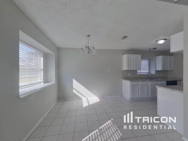 Building Photo - 2802 N Spring Dr
