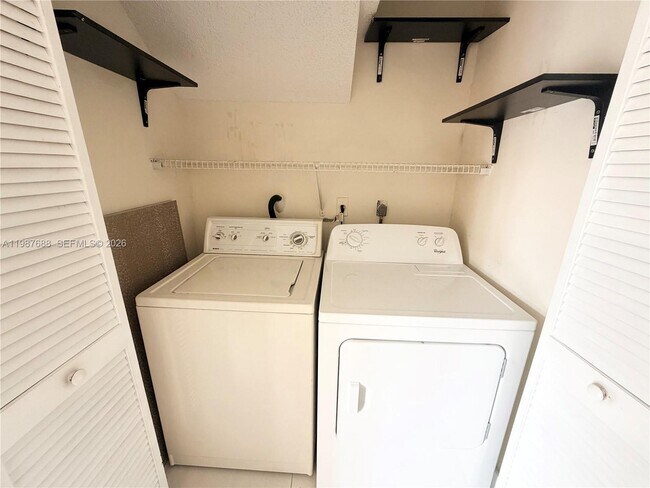 Building Photo - 6205 SW Kendale Lakes Cir