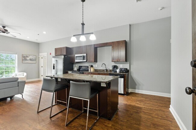 Building Photo - North Thomas 472-492