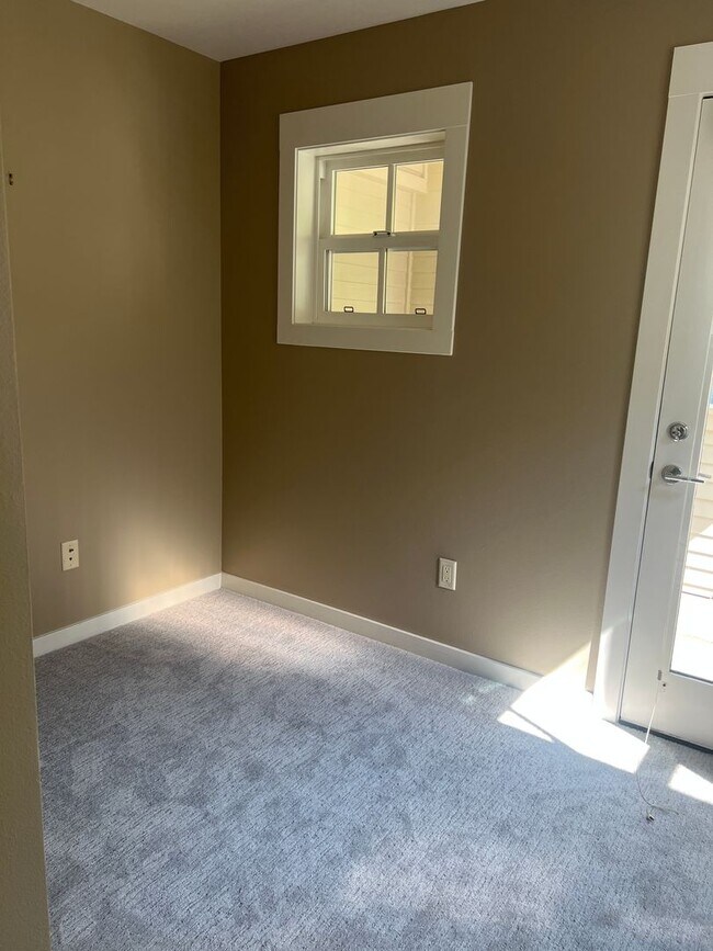 Building Photo - Stunning 2-Bedroom, 2.5-Bath Townhouse!
