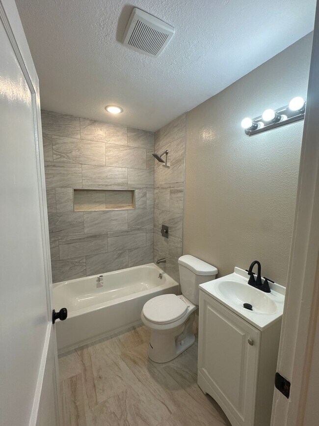 Building Photo - NORTH 40TH DUPLEX