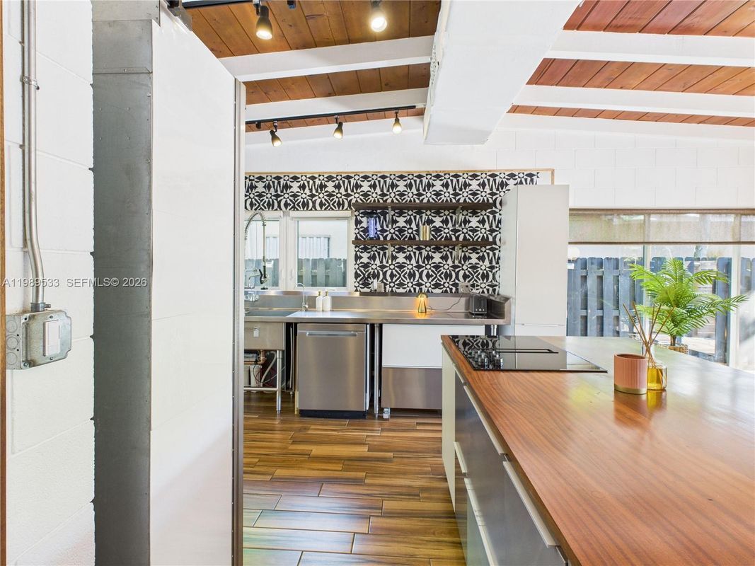 Building Photo - 1632 SW 28th Ave