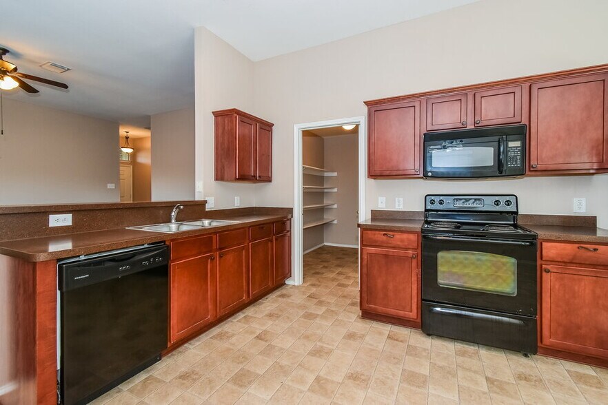 Building Photo - 906 Oak Hollow Ln