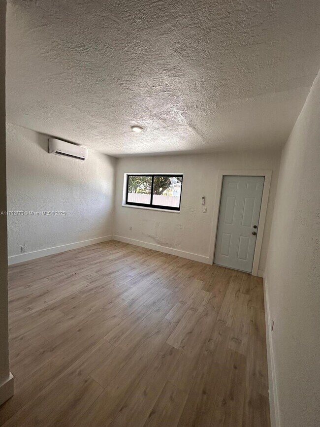 Building Photo - 2 bedroom in Dania FL 33004