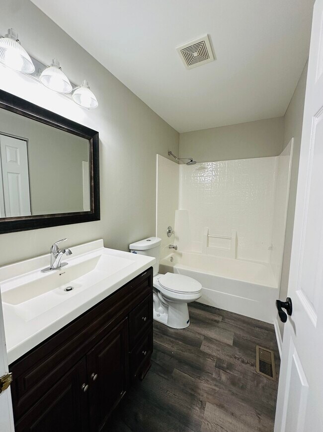 Building Photo - 620 Lakeridge Ct