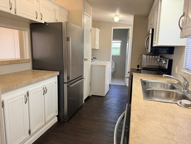 Building Photo - Super Cute 2/2 on almost half acre!