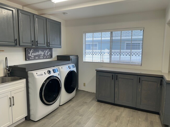 Building Photo - Free Perks, Spacious 4-Bedroom, 3-Bath Home!