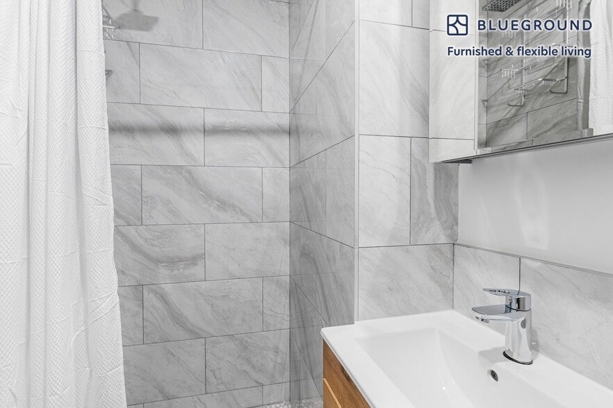 Building Photo - 307 W 39th St