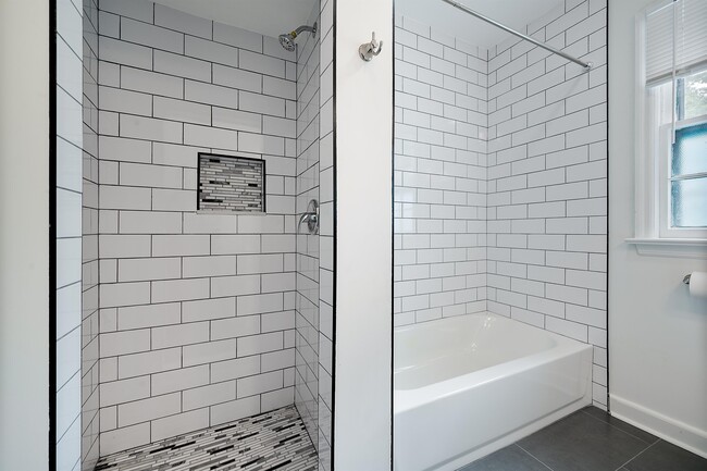 Building Photo - 1122 Lower Ferry Rd