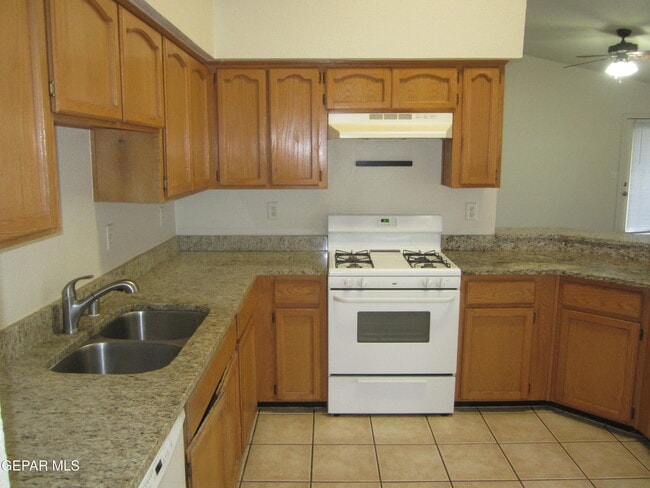 Building Photo - 6572 Dakota Ridge Dr