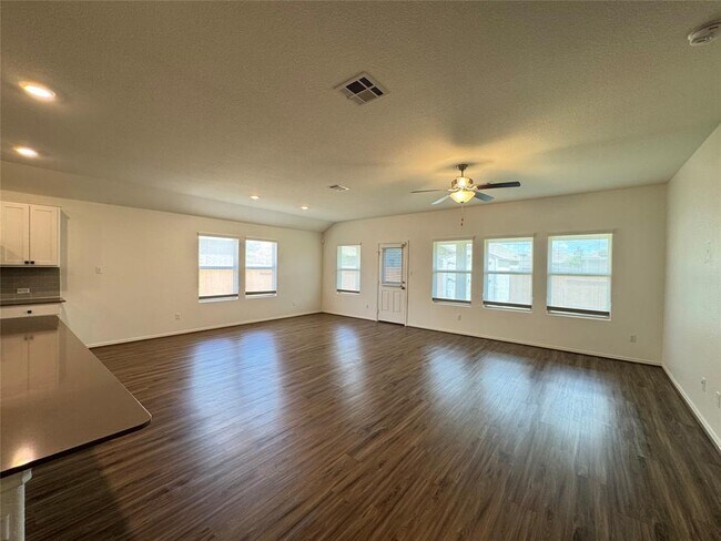 Building Photo - 105 Pearland St