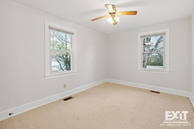 Building Photo - 3 Bedroom/1 Bathroom Brick Ranch For Rent