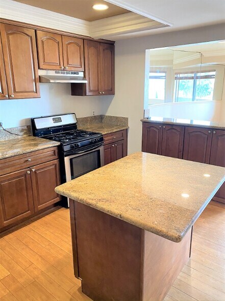 Building Photo - 100 Cliff Dr