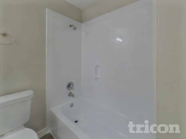 Building Photo - 729 Forest Ln Dr