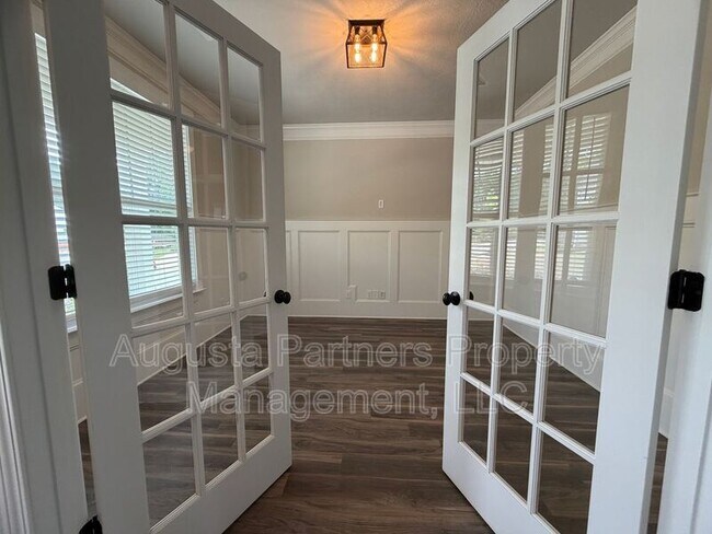 Building Photo - 1008 Swan Ct
