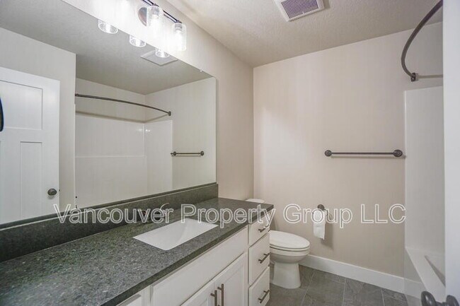 Building Photo - 2217 E Juniper Cir