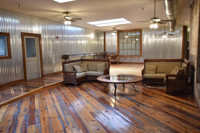 Building Photo - Stunning  2 Bedroom Loft @ Piedmont Leaf Lofts in Innovation Quarter!