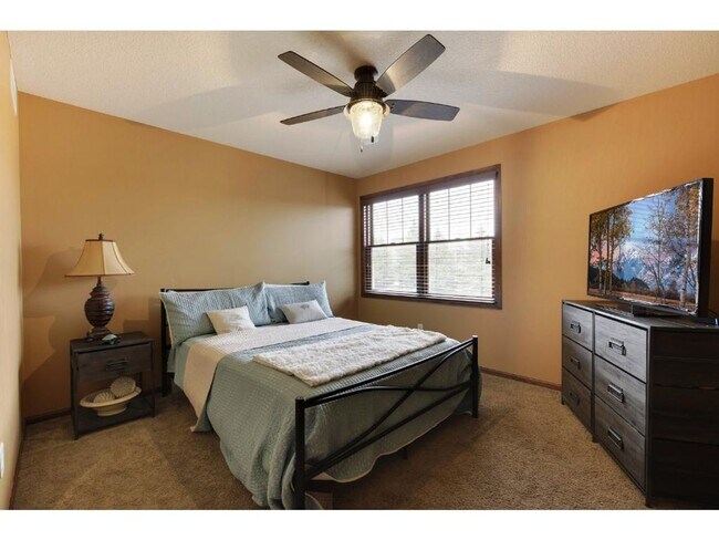 Building Photo - Woodbury, Stylish & Spacious Home Near Sho...