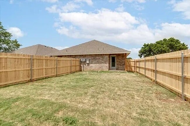 Building Photo - Modern 2-Bed, 2-Bath Duplex in Lawton View...