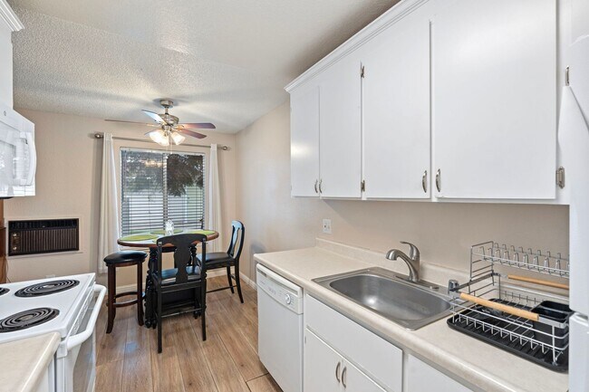 Building Photo - Fully Furnished 1BR/1BA Condo in Carson City