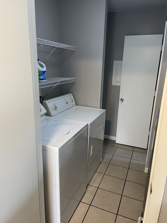 Building Photo - 4465 W Milham Ave