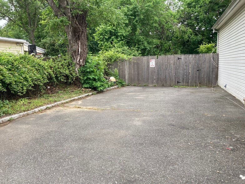 Parking for 4 cars and also parking on street and side street/ no restrictions - 60 Grove St