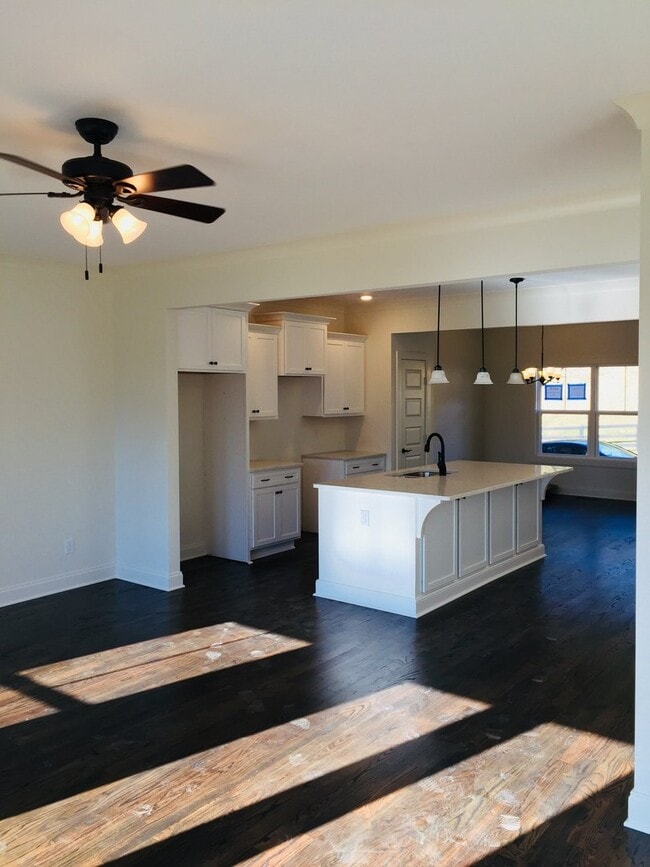 Building Photo - Luxury Town Homes