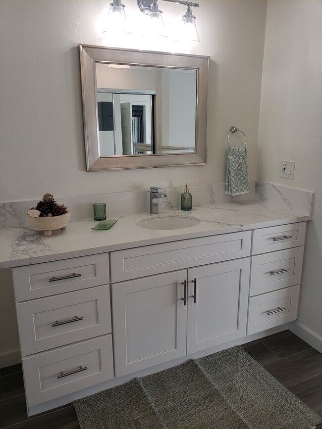 Building Photo - Nicely Remodeled Downstairs Unit
