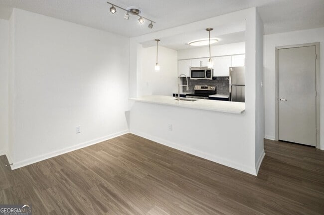 Building Photo - 6873 Peachtree Blvd