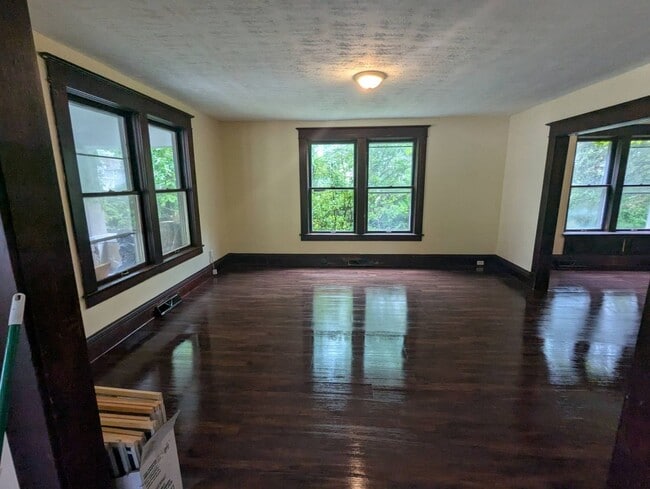 Building Photo - 5 Bedroom 2.5 Bath 3 Story House