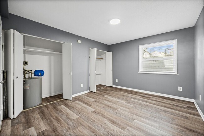 Building Photo - Convenient 1 Bedroom, 1 Bath first-floor condo located in Pawtuckett on the Green near the airpor...