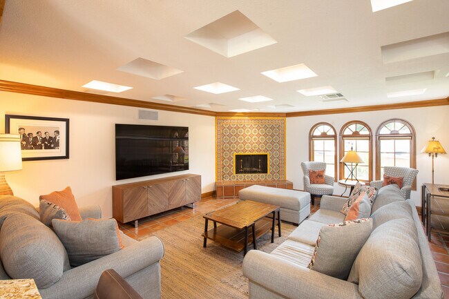 Building Photo - 387 S Cahuilla Rd