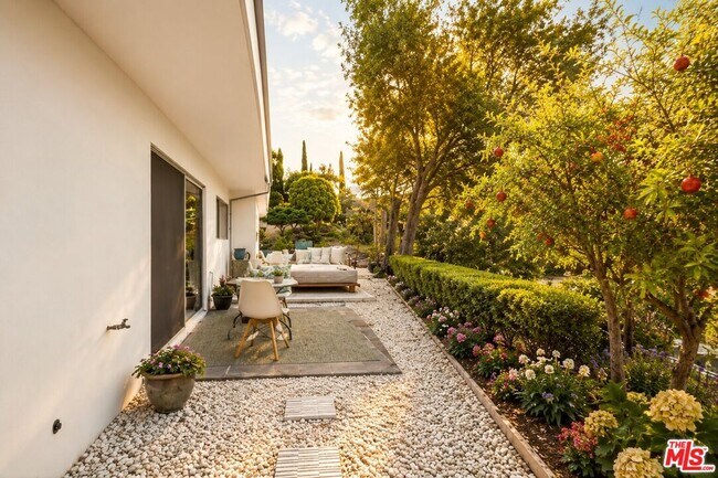 Building Photo - 2657 Zorada Dr