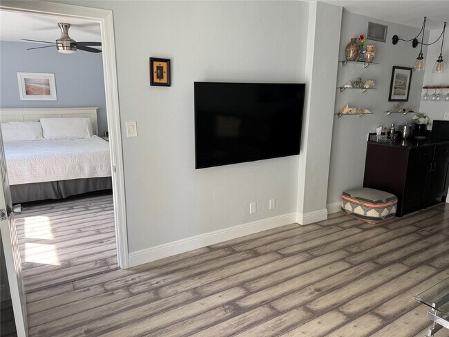 Building Photo - 1161 Hillsboro Mile