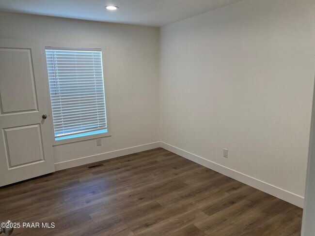 Building Photo - 25317 N Lakeside Dr