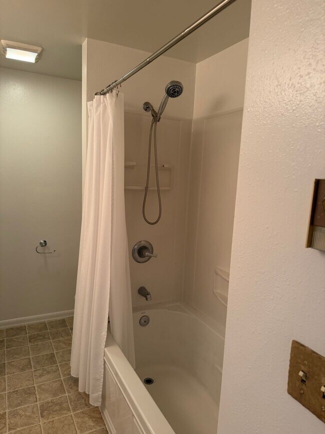 Building Photo - 3-bedroom, 1 bath duplex with garage!